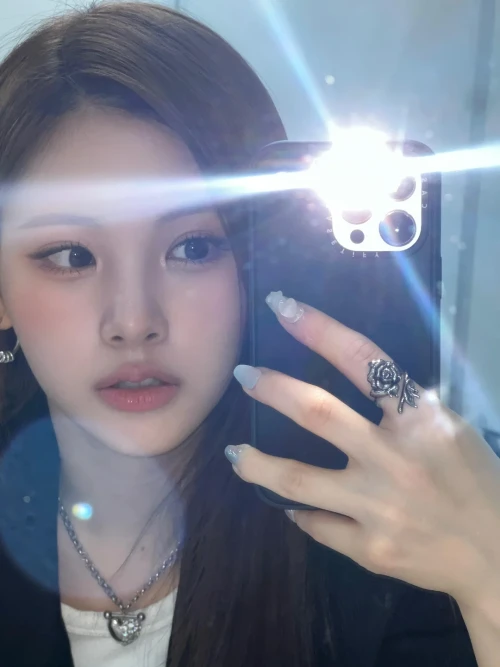 260510-yihyun-weverse-update-v0-hpwuz30ffd0h1.webp