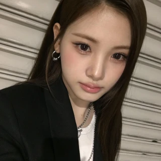 260510-yihyun-weverse-update-v0-tre7xe2ffd0h1