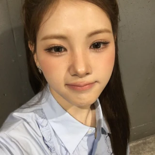 260510-yihyun-weverse-update-v0-ydfxqrdefd0h1