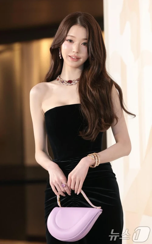 260512-wonyoung-v0-4vvsweihzt0h1.webp