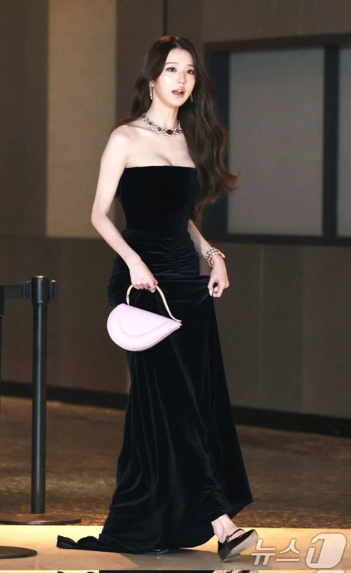 260512-wonyoung-v0-7k1u5hghzt0h1.webp