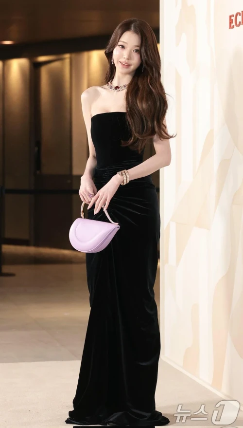 260512-wonyoung-v0-n9vd4ahhzt0h1.webp