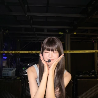 lia-itzy-v0-2awv6e89bi0h1