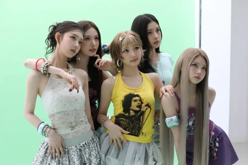 260512-leesol-w-members-2026-kiiikiii-fan-concert-kiiikiii-v0-uzpkznxu4v0h1.webp