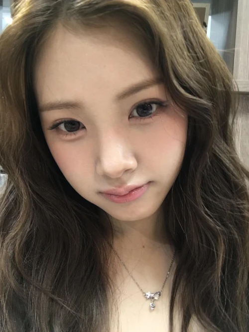 260512-yihyun-weverse-update-v0-59b04a7xpq0h1.webp
