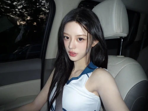 260513-minju-weverse-update-v0-3n3ckoabdx0h1.webp
