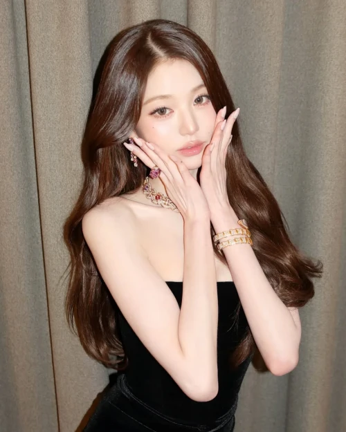 260513-wonyoung-instagram-update-v0-744z1l1n2v0h1.webp