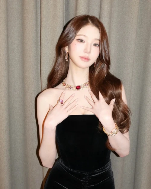 260513-wonyoung-instagram-update-v0-8dzr06fn2v0h1.webp