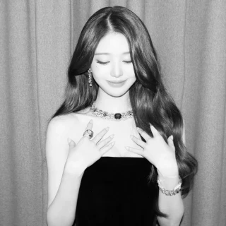 260513-wonyoung-instagram-update-v0-mg24b2in2v0h1
