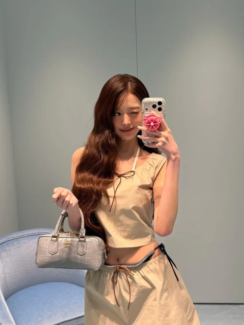 260514-wonyoung-instagram-update-v0-9z0odj5sl11h1.webp
