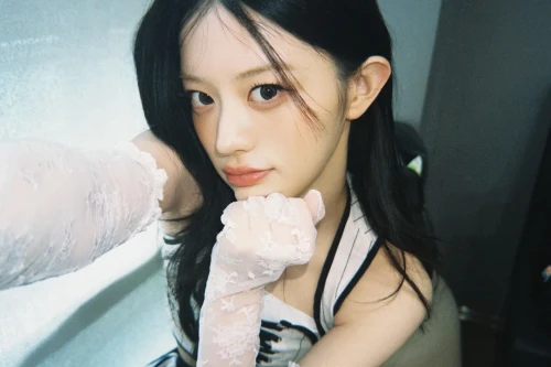 260509-minju-weverse-update-v0-vu7bemph440h1.webp