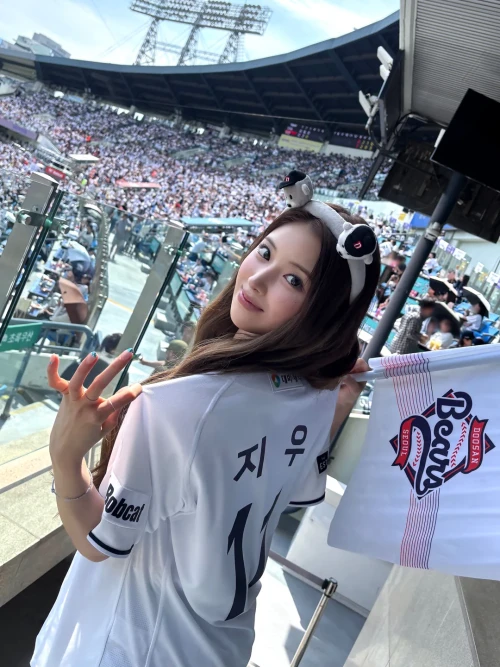 260510-nmixx-twitter-updates-with-jiwoo-2026-kbo-league-v0-5uopma1a1a0h1.webp