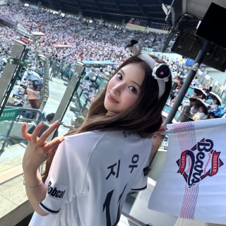 260510-nmixx-twitter-updates-with-jiwoo-2026-kbo-league-v0-5uopma1a1a0h1