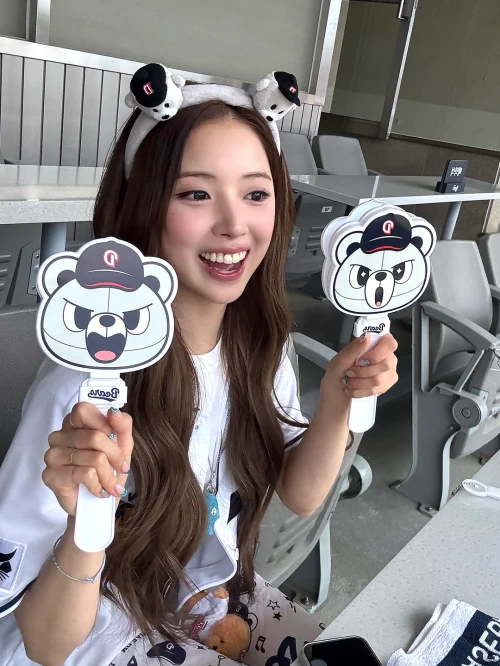 260510-nmixx-twitter-updates-with-jiwoo-2026-kbo-league-v0-89zmo51a1a0h1.webp