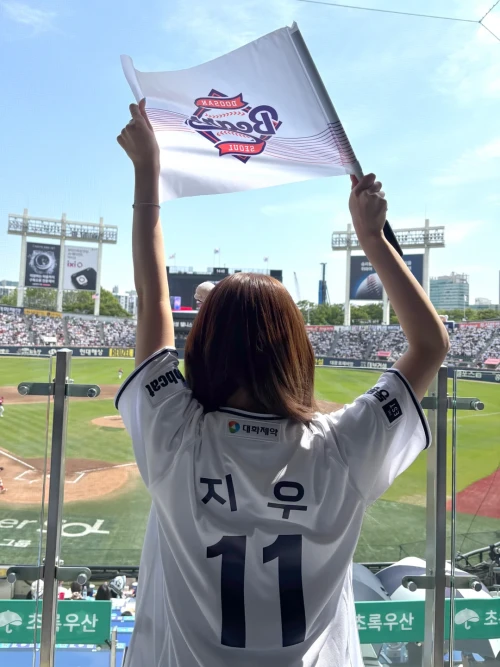 260510-nmixx-twitter-updates-with-jiwoo-2026-kbo-league-v0-jb7itb1a1a0h1.webp