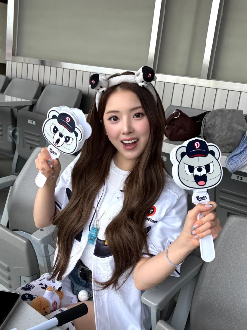 260510-nmixx-twitter-updates-with-jiwoo-2026-kbo-league-v0-ndbgra1a1a0h1.webp