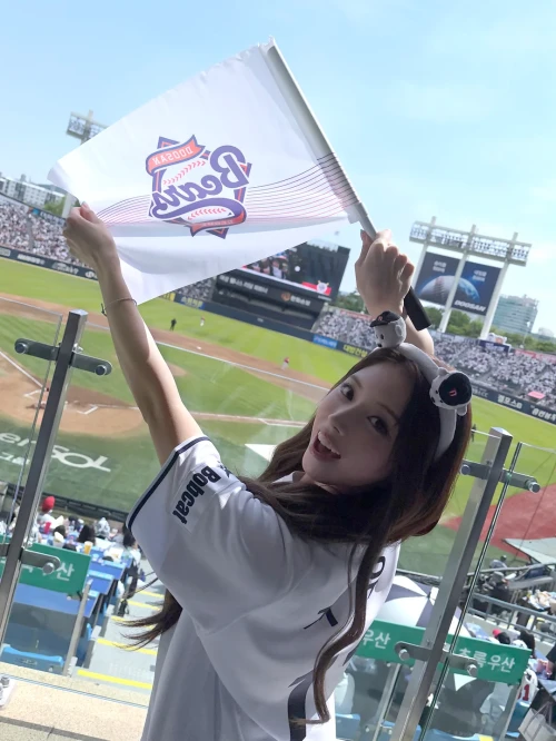 260510-nmixx-twitter-updates-with-jiwoo-2026-kbo-league-v0-nvxhsa1a1a0h1.webp