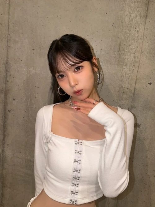 260511-rescene-instagram-update-with-may-kcon-day-1-v0-lh43nwp9jh0h1.webp