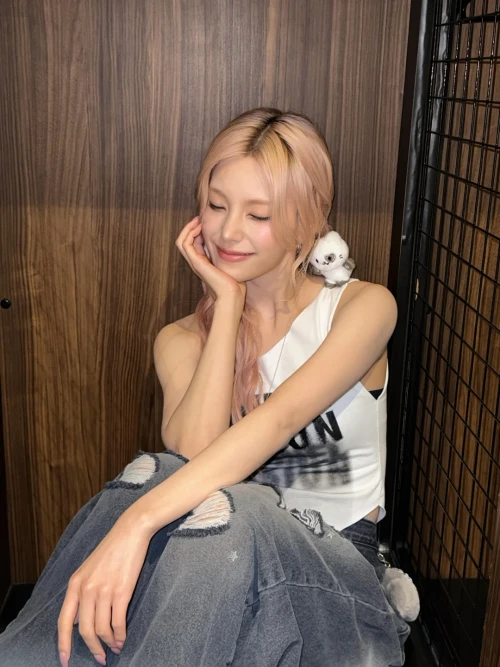 260511-yeji-instagram-update-v0-66w08l4sgi0h1.webp