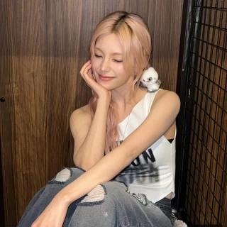 260511-yeji-instagram-update-v0-66w08l4sgi0h1