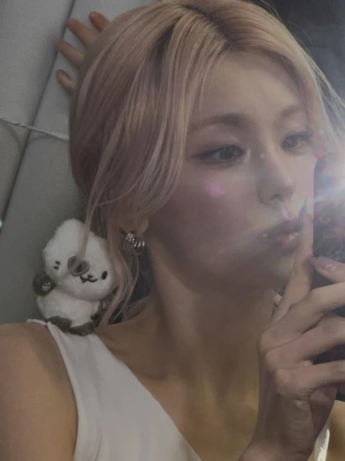 260511-yeji-instagram-update-v0-pnkln1ksgi0h1.webp