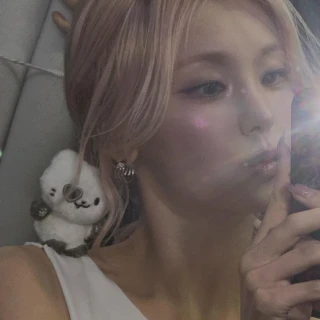 260511-yeji-instagram-update-v0-pnkln1ksgi0h1