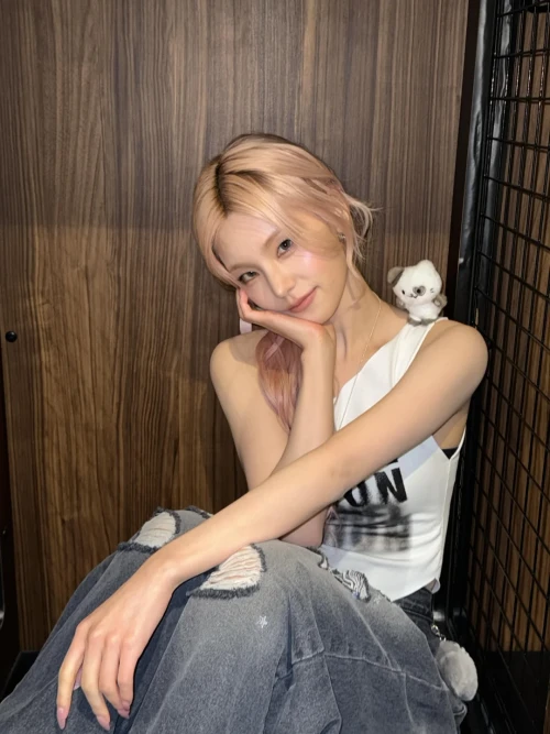 260511-yeji-instagram-update-v0-w9tn4v7sgi0h1.webp