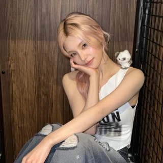 260511-yeji-instagram-update-v0-w9tn4v7sgi0h1
