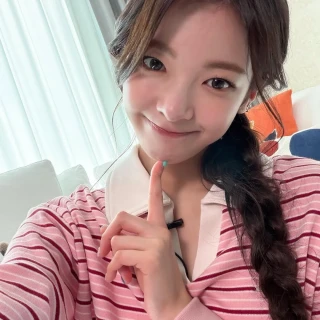 260513-itzy-instagram-update-with-lia-v0-5ynf9b5oox0h1
