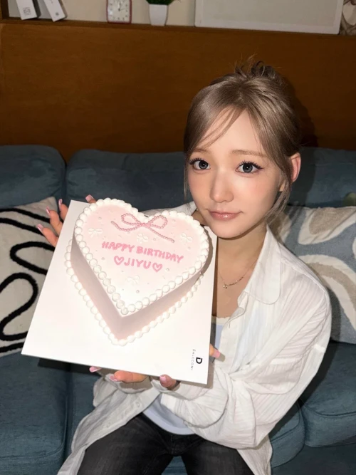 260514 kiiikiii official twitter update with jiyu happy v0 cnus06b6u31h1