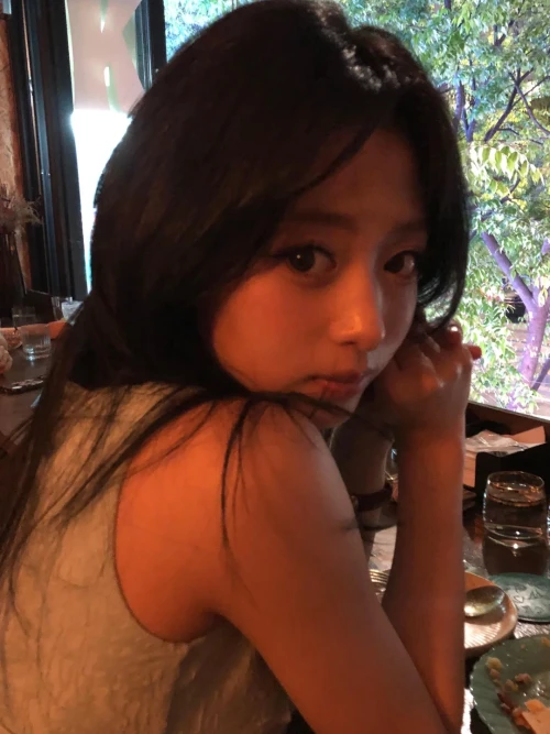 260515-ahyeon-weverse-update-v0-37yp3r0hpf1h1.webp