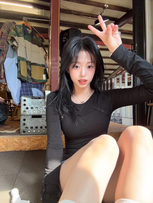 260515-ahyeon-weverse-update-v0-4cjlbr0hpf1h1.webp