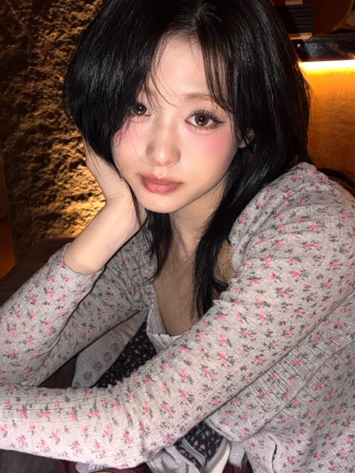 260515-ahyeon-weverse-update-v0-617pdr0hpf1h1.webp