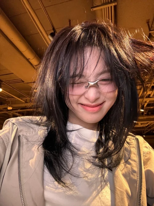260515-ahyeon-weverse-update-v0-h6n7ur0hpf1h1.webp