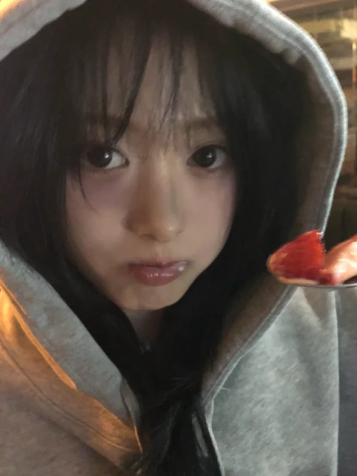 260515-ahyeon-weverse-update-v0-lxygur0hpf1h1.webp