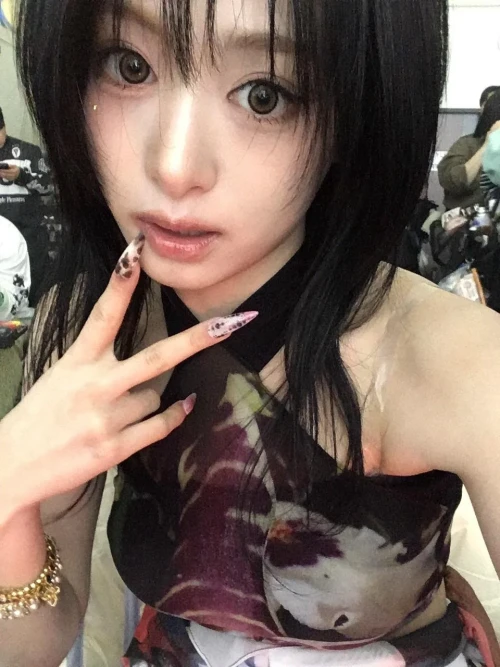260515-ahyeon-weverse-update-v0-pjshd31hpf1h1.webp