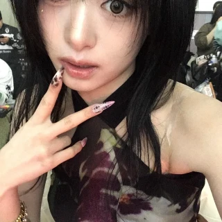 260515-ahyeon-weverse-update-v0-pjshd31hpf1h1