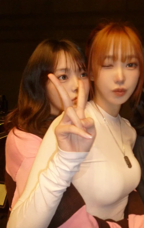 260516-magenta-weverse-post-for-siyeon-day-v0-e8dc8917qg1h1.webp