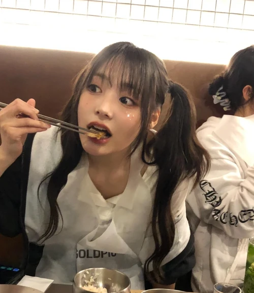260516-magenta-weverse-post-for-siyeon-day-v0-f29jb887qg1h1.webp