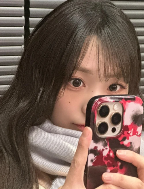 260516-magenta-weverse-post-for-siyeon-day-v0-ntn5s757qg1h1.webp