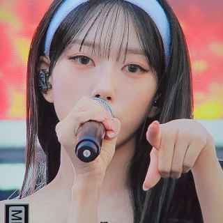 260516-sooin-meovv-at-nikes-run-to-roar-event-fan-taken-v0-572vkh0nck1h1
