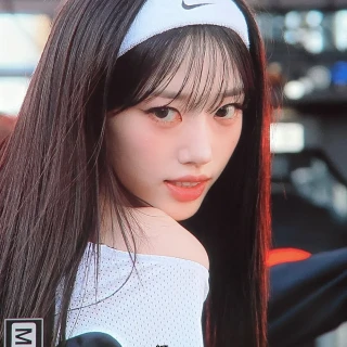 260516-sooin-meovv-at-nikes-run-to-roar-event-fan-taken-v0-khbkhg0nck1h1
