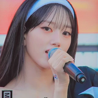 260516-sooin-meovv-at-nikes-run-to-roar-event-fan-taken-v0-n367vg0nck1h1
