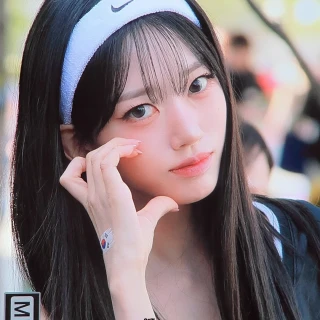 260516-sooin-meovv-at-nikes-run-to-roar-event-fan-taken-v0-sfhyjg0nck1h1