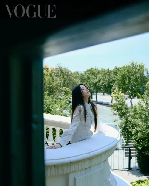 shuhua-for-vogue-taiwan-e-cover-may-2026-issue-v0-o9phj8sobb1h1.webp