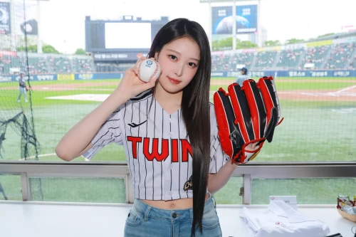 260516-soha-junhwi-lg-twins-ceremonial-first-pitch-behind-v0-1hls6l3ffg1h1.webp