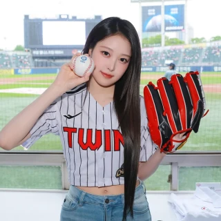 260516-soha-junhwi-lg-twins-ceremonial-first-pitch-behind-v0-1hls6l3ffg1h1