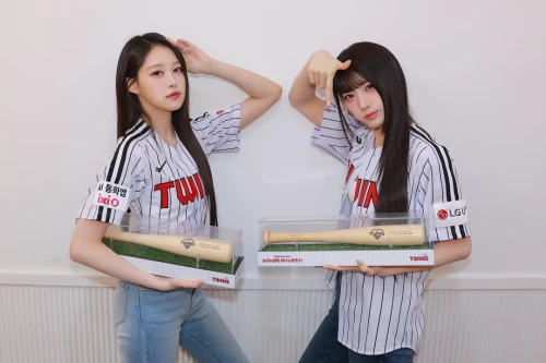 260516-soha-junhwi-lg-twins-ceremonial-first-pitch-behind-v0-2kv1sm3ffg1h1.webp