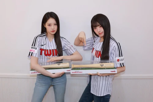 260516-soha-junhwi-lg-twins-ceremonial-first-pitch-behind-v0-757wgk3ffg1h1.webp