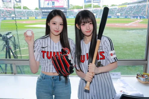 260516-soha-junhwi-lg-twins-ceremonial-first-pitch-behind-v0-c2akhn3ffg1h1.webp